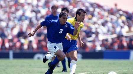 Antonio Benarrivo dell'Italia e Dunga del Brasile durante la finale della Coppa del Mondo FIFA 1994 tra Brasile e Italia al Rose Bowl, il 17 luglio 1994 a Los Angeles, Pasadena, California