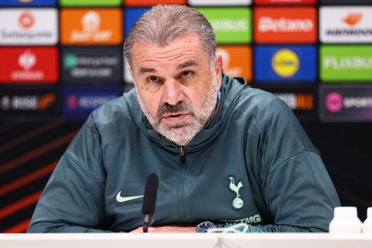 L'allenatore del Tottenham Ange Postecoglu (Foto di Clive Rose/Getty Images) Tottenham–Manchester United: finale infuocata, ecco le parole degli allenatori- immagine 2