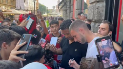 Milan, ecco Pavlovic: bagno di folla dei tifosi | VIDEO