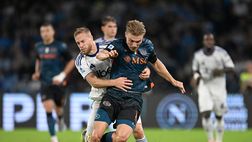 Hojlund spettatore non pagante, soffre l’assenza di De Bruyne: i voti dei quotidiani