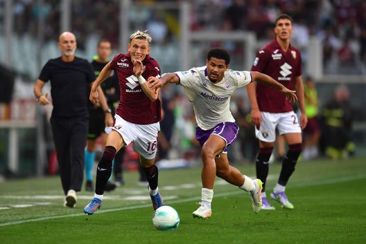 TURIN, ITALY - AUGUST 31: Marcus Holmgren Pedersen of Torino competes for the ball with Simon Sohm of Fiorentina during the Serie A match between Torino FC and ACF Fiorentina at Stadio Olimpico di Torino on August 31, 2025 in Turin, Italy. (Photo by Valerio Pennicino/Getty Images)