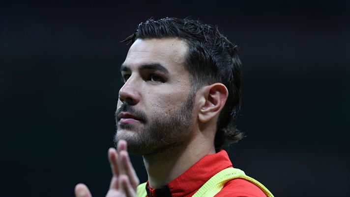 MILAN, ITALY - SEPTEMBER 27:  Theo Hernandez of AC Milan warms up ahea before the Serie A match between Milan and Lecce at Stadio Giuseppe Meazza on September 27, 2024 in Milan, Italy. (Photo by Claudio Villa/AC Milan via Getty Images)  ORDINE DEL…GIORNO – Il talento inquieto di Theo - immagine 1