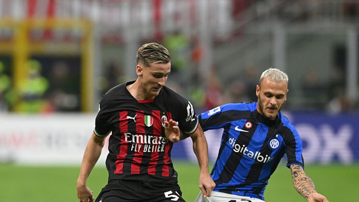 MILAN, ITALY - SEPTEMBER 03: Alexis Saelemaekers of AC Milan competes for the ball with Federico Dimarco of FC Internazionale during the Serie A match between AC Milan and FC Internazionale at Stadio Giuseppe Meazza on September 03, 2022 in Milan, Italy. (Photo by Claudio Villa/AC Milan via Getty Images) Senza Theo e Dumfries: scintille da derby, gli indiziati Saelemaekers e Dimarco