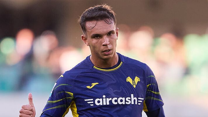 VERONA, ITALY - OCTOBER 26: Giovane of Hellas Verona FC reacts during the Serie A match between Hellas Verona FC and Cagliari Calcio at Stadio Marcantonio Bentegodi on October 26, 2025 in Verona, Italy. (Photo by Emmanuele Ciancaglini/Getty Images) Verona, tante conferme di formazione: da Giovane e Orban al dubbio a centrocampo - immagine 1