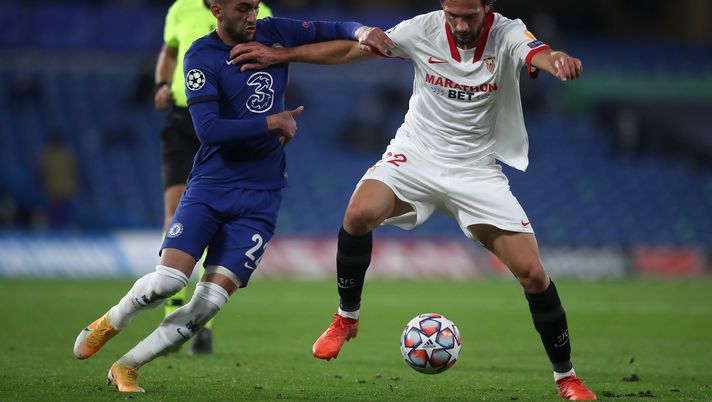 LONDON, ENGLAND - OCTOBER 20: Franco Vazquez of Sevilla holds off Hakim Ziyech of Chelsea during the UEFA Champions League Group E stage match between Chelsea FC and FC Sevilla at Stamford Bridge on October 20, 2020 in London, England. Sporting stadiums around the UK remain under strict restrictions due to the Coronavirus Pandemic as Government social distancing laws prohibit fans inside venues resulting in games being played behind closed doors. (Photo by Adam Davy - Pool/Getty Images) Calciomercato, proposto Vazquez: per il Torino è un’occasione di mercato - immagine 1