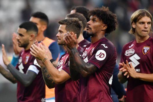 TORINO, ITALIA - 03 NOVEMBRE: Karol Linetty e Valentino Lazaro del Torino salutano i tifosi dopo la partita di Serie A tra Torino e Fiorentina allo Stadio Olimpico di Torino il 3 novembre 2024 a Torino, Italia. (Foto di Valerio Pennicino/Getty Images) Monza, Nesta: “Ci manca la stoccata decisiva. Maldini? Può fare meglio”- immagine 3