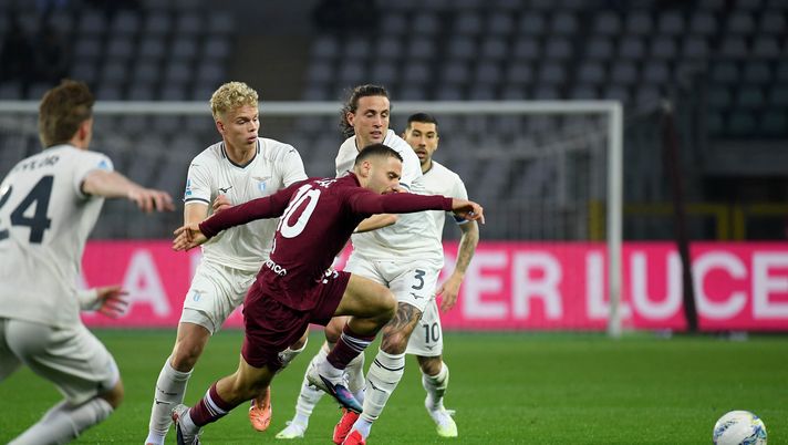 TURIN, ITALY - MARCH 01: Oliver Provstgaard and Luca Pellegrini of SS Lazio compete for the ball with Nikola Vlasic of Torino FC during the Serie A match between Torino FC and SS Lazio at Stadio Olimpico di Torino on March 01, 2026 in Turin, Italy. (Photo by Marco Rosi - SS Lazio/Getty Images) Torino-Lazio 2-0, Vlasic: “Dobbiamo vincere per far tornare i tifosi” - immagine 1