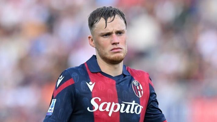BOLOGNA, ITALY - OCTOBER 22: Sam Beukema of Bologna FC looks on during the Serie A TIM match between Bologna FC and Frosinone Calcio at Stadio Renato Dall'Ara on October 22, 2023 in Bologna, Italy. (Photo by Alessandro Sabattini/Getty Images) Napoli, mossa a sorpresa di Beukema. Il difensore spinge per andare via, alternativa Scalvini - immagine 1