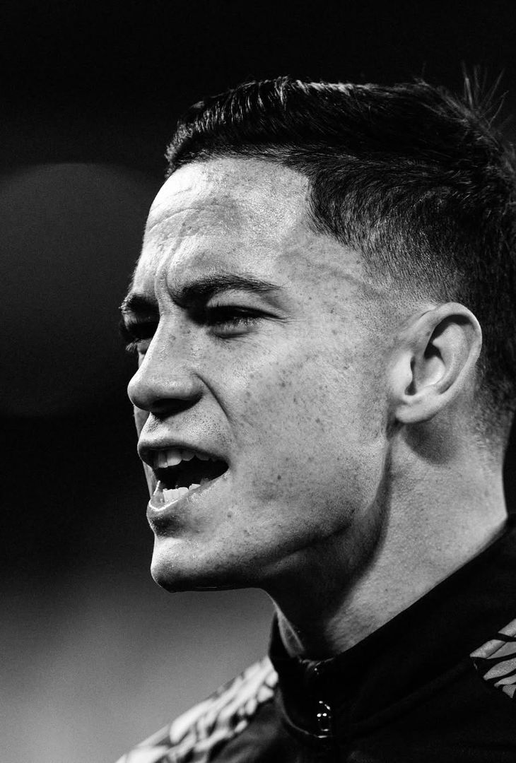 Nella giornata odierna, Giacomo Raspadori ha festeggiato il suo 26° compleanno. L'attaccante, oggi in forza all'Atalanta, ha vestito la maglia del Napoli per tre anni, dall'estate 2022 a quella del 2025, sollevando (come tutti sappiamo) due Scudetti. L'admin dell'account Instagram del club azzurro ha voluto celebrare tale ricorrenza mediante un post Instagram contenente le seguenti foto con annessa descrizione che recita: 'Auguri all'uomo dai gol pesanti'.