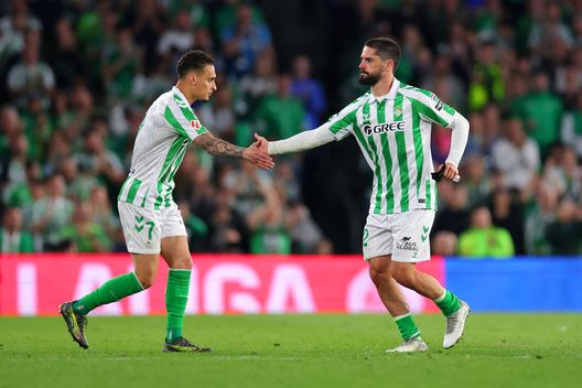SIVIGLIA, SPAGNA - MARZO 30: Isco ed Antony si scambiano il 5 nel derby contro il Siviglia (Foto di Fran Santiago/Getty Images) Antony, lacrime e gioia: “Tre mesi fa era un incubo, ora è un sogno”- immagine 3