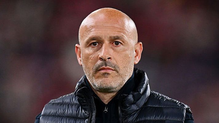BOLOGNA, ITALY - APRIL 24: Vincenzo Italiano, Head Coach of Bologna, looks on prior to the coppa Italia Semi Final match between Bologna FC and Empoli at Renato Dall'Ara Stadium on April 24, 2025 in Bologna, Italy. (Photo by Alessandro Sabattini/Getty Images) Italiano: “Come sta Castro e l’ho visto così! Dallinga, Cambiaghi e Ferguson è guarito al 100%” - immagine 1