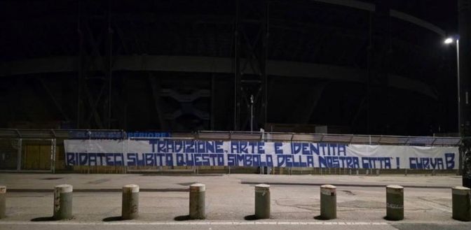 Napoli si stringe attorno al teatro Sannazzaro: lo striscione degli ultras – FOTO- immagine 2