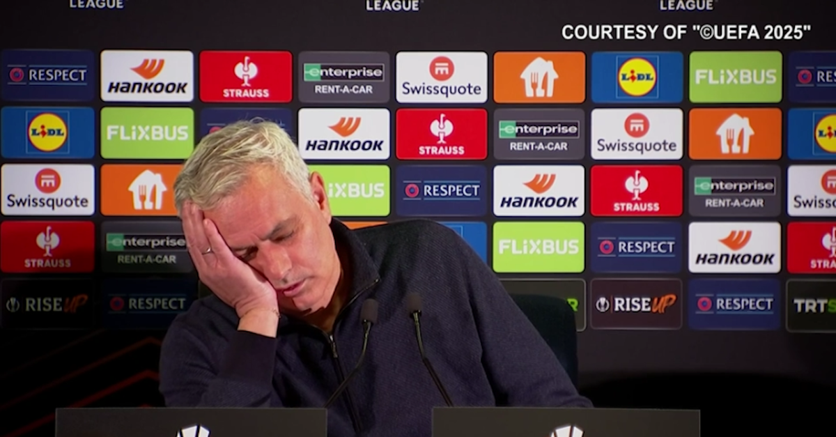 Fenerbahçe, domanda lunga … e Mourinho dorme in conferenza! | VIDEO