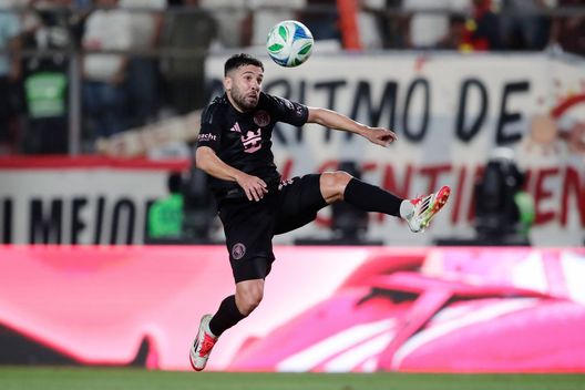 LIMA, PERU - JANUARY 29: Jordi Alba dell'Inter Miami controlla la palla durante una partita amichevole tra Universitario e Inter Miami all'Estadio Monumental U Marathon il 29 gennaio 2025 a Lima, Perù. (Foto di Daniel Apuy/Getty Images) MLS rivoluziona il calendario: addio alla settimana dei derby nel 2026- immagine 2