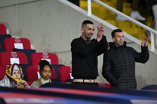 BARCELLONA, SPAGNA - 17 FEBBRAIO: Mounir Nasraoui (al centro), padre di Lamine Yamal, applaude dagli spalti prima della partita della Liga tra FC Barcelona e Rayo Vallecano all'Estadi Olimpic Lluis Companys, il 17 febbraio 2025 a Barcellona, Spagna. (Foto di David Ramos/Getty Images) Padre di Yamal di nuovo protagonista: Mounir Nasraoui allontanato dallo stadio per gesti osceni- immagine 2