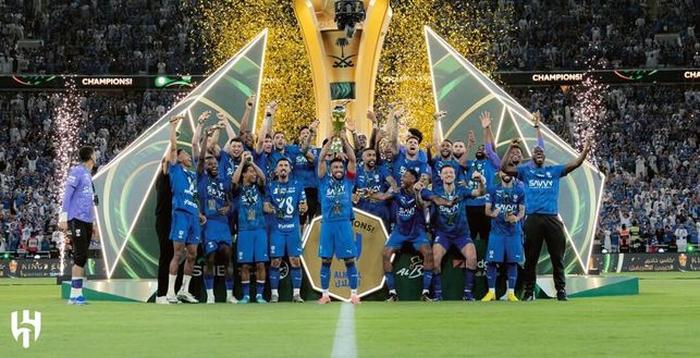 L'organico dell'Al-Hilal Saudi Club, Kalidou Koulibaly incluso, alza al cielo la King Cup vinta pochi minuti prima contro l'Al-Kholood (8 maggio)
