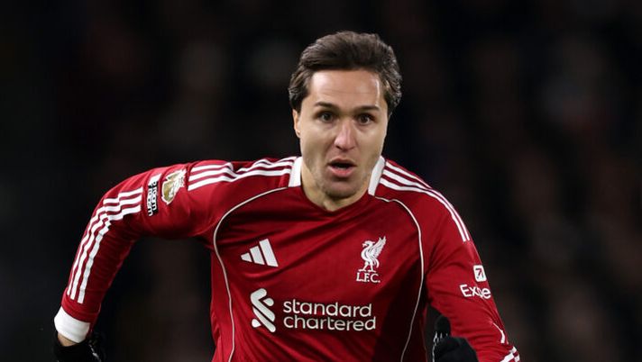 LONDON, ENGLAND - JANUARY 04: Federico Chiesa of Liverpool during the Premier League match between Fulham and Liverpool at Craven Cottage on January 04, 2026 in London, England. (Photo by Justin Setterfield/Getty Images) Romano – Chiesa, un contatto concreto con la Juve c’è stato: ecco la situazione - immagine 1
