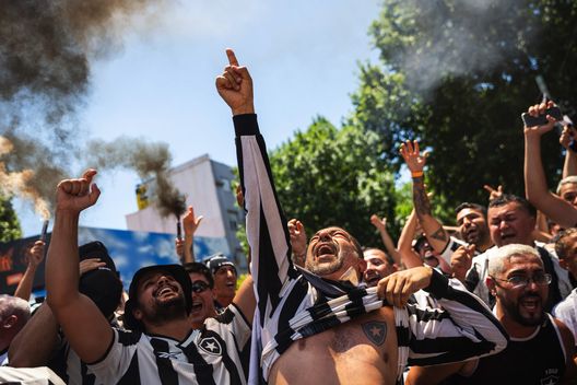 BUENOS AIRES, ARGENTINA - 30 NOVEMBRE: I tifosi del Botafogo esultano fuori dallo stadio prima della finale della Copa CONMEBOL Libertadores 2024. (Foto di Tomas Cuesta/Getty Images) Colchoneros vs Fogão: soprannomi e tradizioni di Atletico e Botafogo- immagine 5