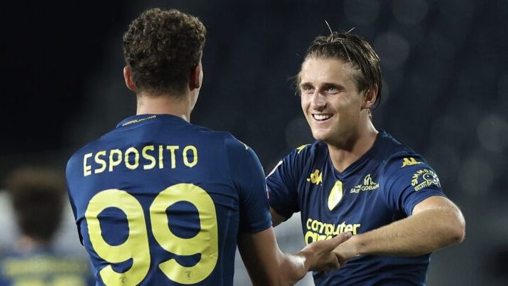 EMPOLI, ITALY - AUGUST 10: Lorenzo Colombo of Empoli FC celebrates after scoring a goal with Sebastiano Esposito of Empoli FC during the Coppa Italia match between Empoli FC and Catanzaro at Stadio Carlo Castellani on August 10, 2024 in Empoli, Italy. (Photo by Gabriele Maltinti/Getty Images) Empoli, le prove con Miranucci ed Esposito: la probabile formazione e chi rischia - immagine 1