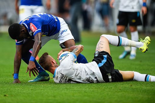 Allano #35 del Cruzeiro e Luan #7 del Gremio combattono per la palla durante una partita tra Cruzeiro e Gremio come parte del Brasileirao Series A 2015 allo stadio Mineirao il 4 ottobre 2015 a Belo Horizonte Cruzeiro e Grêmio: l’epico duello nella finale della Copa do Brasil 1993- immagine 2