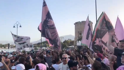 VIDEO Palermo, tifosi rosanero a Mondello cantano sulle note di “Freed from desire”