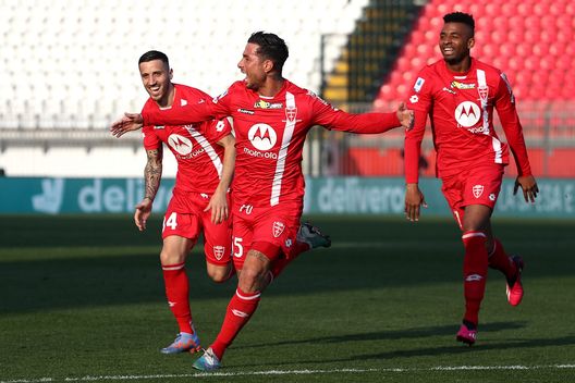 MONZA, ITALY - MARCH 04: Armando Izzo of AC Monza celebrates after scoring the team's first goal during the Serie A match between AC Monza and Empoli FC at Stadio Brianteo on March 04, 2023 in Monza, Italy. (Photo by Marco Luzzani/Getty Images)