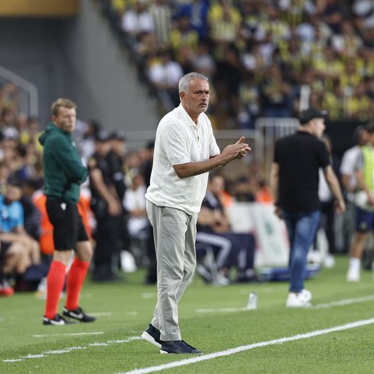 Mourinho: 'Penseremo al Lille dopo aver preso il sole in piscina'