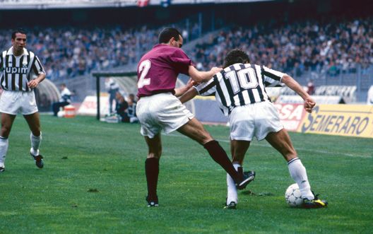 TURIN, ITALY - APRIL 14: Juventus player Roberto Baggio against Pasquale Bruno during Juventus - Torino on April 14, 1991 in Turin, Italy. (Photo by Juventus FC - Archive/Juventus FC via Getty Images) Juventus-Torino: numeri, statistiche e curiosità sul derby della Mole- immagine 2