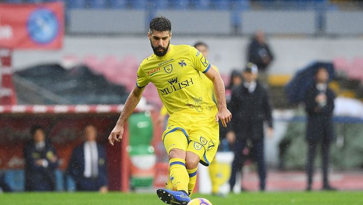 NAPLES, ITALY - NOVEMBER 25: Luca Rossettini of Chievo Verona in action during the Serie A match between SSC Napoli and Chievo Verona at Stadio San Paolo on November 25, 2018 in Naples, Italy. (Photo by Francesco Pecoraro/Getty Images) Torino-Chievo, che abisso tra le difese: per Di Carlo torna Rossettini - immagine 1