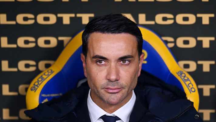 VERONA, ITALY - DECEMBER 06: Raffaele Palladino, Head Coach of Atalanta, looks on prior to the Serie A match between Hellas Verona FC and Atalanta BC at Stadio Marcantonio Bentegodi on December 06, 2025 in Verona, Italy. (Photo by Alessandro Sabattini/Getty Images) Palladino contro il Var: “Era rigore prima del loro 3-0. Sul 2-1 tutto diverso” - immagine 1
