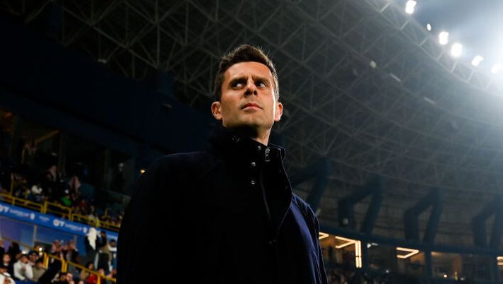 RIYADH, SAUDI ARABIA - JANUARY 03: Head coach of Juventus Thiago Motta looks on prior to the Italian Super Cup Semi-Final match between AC Milan and Juventus at Kingdom Arena on January 03, 2025 in Riyadh, Saudi Arabia. (Photo by Daniele Badolato - Juventus FC/Juventus FC via Getty Images) INFO SOS – Alberto Costa, la Juve prepara l’offerta ufficiale e c’è fiducia: cifre e formula - immagine 1