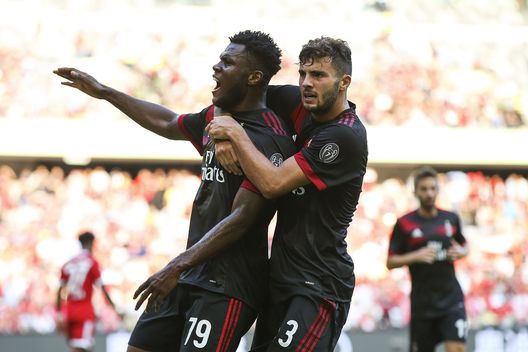 SHENZHEN, CHINA - JULY 22: Frank Kessie celebrates a goal with teammate Patrick Cutrone during the 2017 International Champions Cup China match between FC Bayern and AC Milan at Universiade Sports Centre Stadium on July 22, 2017 in Shenzhen, China. (Photo by Lintao Zhang/Getty Images) Milan e Bayern Monaco: cronaca di una sfida leggendaria- immagine 13