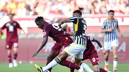 TURIN, ITALY - APRIL 13: Duvan Zapata of Torino FC is challenged by Bremer of Juventus during the Serie A TIM match between Torino FC and Juventus at Stadio Olimpico di Torino on April 13, 2024 in Turin, Italy. (Photo by Valerio Pennicino/Getty Images)