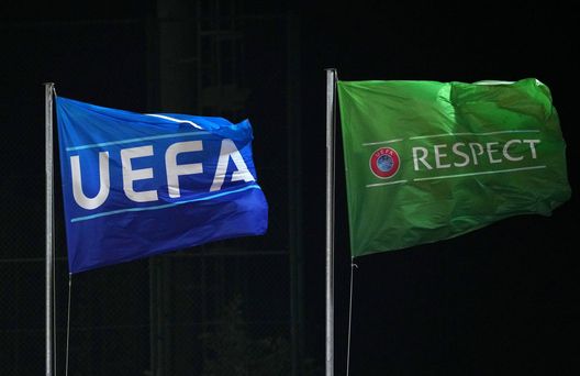 Bandiere con i loghi 'UEFA' e 'UEFA Respect' sono visibili durante la partita della fase a gironi della UEFA Women's Champions League tra FC Barcelona e FC Rosengard, disputata il 21 dicembre 2023 all'Estadi Johan Cruyff di Barcellona, Spagna. (Foto di Alex Caparros/Getty Images) Nottingham Forest contesta la qualificazione europea del Crystal Palace- immagine 3