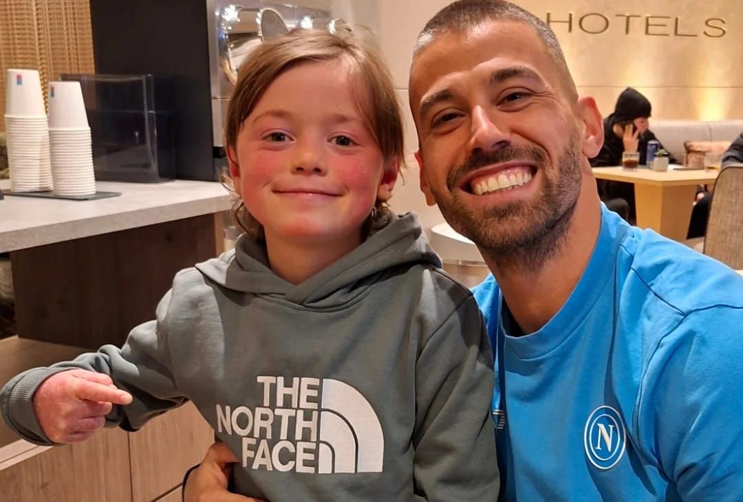 La nota star dei social Emanuele ha rincontrato i suoi grandi amici del Napoli, ieri in trasferta a Genova. Ecco, dunque, la gallery con le foto pubblicate dal piccolo tifoso su Instagram.