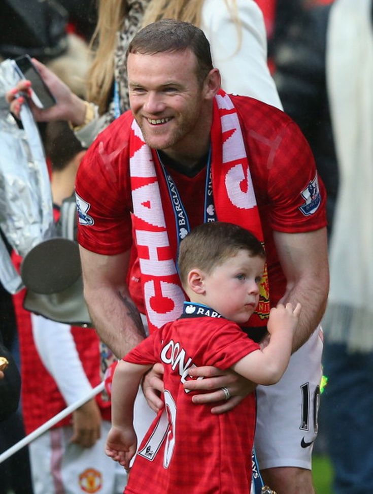 Kai Rooney con il padre Wayne nel 2013. (Foto di Alex Livesey/Getty Images) Un altro figlio d’arte: Kai Rooney convocato a 15 anni per la prima volta dal Manchester United U-18- immagine 2