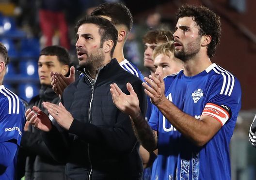 COMO, ITALY - NOVEMBER 24: Como 1907 coach Cesc Fabregas and Como 1907 captain Patrick Cutrone salute the crowd at the end of the Serie A match between Como 1907 and ACF Fiorentina at Stadio G. Sinigaglia on November 24, 2024 in Como, Italy. (Photo by Marco Luzzani/Getty Images) Iovine: “Siamo rimasti in partita. Ci è mancata anche un po’ di fortuna”- immagine 2