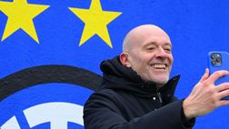 Max Pezzali in visita oggi ad Appiano Gentile: foto e sorrisi con i giocatori dell’Inter