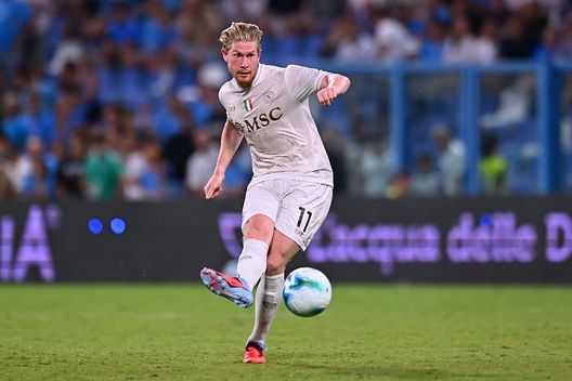 Reggio Emilia, Italia - 23 agosto 2025: Kevin De Bruyne in azione contro il Sassuolo. (Foto di Alessandro Sabattini/Getty Images) Fiorentina-Napoli, dove vedere il big match in diretta tv e streaming live- immagine 3