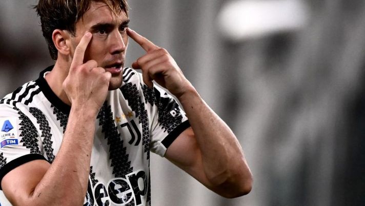 Juventus' Serbian forward Dusan Vlahovic celebrates after scoring a penalty during the Italian Serie A football match between Juventus and Sassuolo on August 15, 2022 at the Juventus stadium in Turin. (Photo by Marco BERTORELLO / AFP) (Photo by MARCO BERTORELLO/AFP via Getty Images) Come fare la divisione budget all’asta: quanto spendere per ogni ruolo al fantacalcio- immagine 1