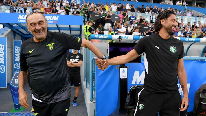 SASSUOLO, ITALY - SEPTEMBER 14: SS Lazio head coach Maurizio Sarri with US Sassuolo head coach Fabio Grosso prior the Serie A match between US Sassuolo Calcio and SS Lazio at Mapei Stadium Citta del Tricolore on September 14, 2025 in Sassuolo, Italy. (Photo by Marco Rosi - SS Lazio/Getty Images) Galbiati: “Grosso scelta da condividere, ma avrei preso uno come Sarri” - immagine 1