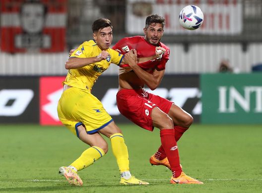 MONZA, ITALY - AUGUST 07: Luca Moro of Frosinone Calcio competes for the ball with Andrea Ranocchiaof AC Monza during the Coppa Italia match between AC Monza and Frosinone Calcio at Stadio Brianteo on August 07, 2022 in Monza, Italy. (Photo by Marco Luzzani/Getty Images) Monza