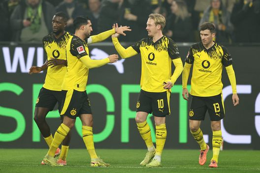 DORTMUND, GERMANIA - 19 DICEMBRE: Julian Brandt del Borussia Dortmund (10) celebra con i compagni di squadra dopo aver segnato il primo gol durante la partita di Bundesliga tra Borussia Dortmund e Borussia Mönchengladbach al Signal Iduna Park il 19 dicembre 2025 a Dortmund, Germania. (Foto di Christof Koepsel/Getty Images) Borussia Dortmund, si prepara l’addio di Julian Brandt: “Tutto prima o poi finisce”- immagine 2
