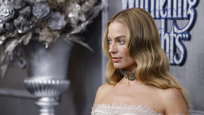 SYDNEY, AUSTRALIA - FEBRUARY 12: Margot Robbie attends the 'Wuthering Heights' Australian Premiere at State Theatre on February 12, 2026 in Sydney, Australia. (Photo by Brendon Thorne/Getty Images) Margot Robbie è a Napoli, scatto con la maglia azzurra in bella vista LA FOTO - immagine 1