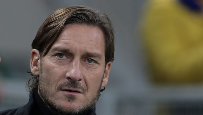 MILAN, ITALY - DECEMBER 06: AS Roma former player Francesco Totti looks on prior to the Serie A match between FC Internazionale and AS Roma at Stadio Giuseppe Meazza on December 6, 2019 in Milan, Italy. (Photo by Emilio Andreoli/Getty Images) Totti: “Favorite per lo scudetto? Milan e Napoli sono un po’ più avanti rispetto all’Inter” - immagine 1
