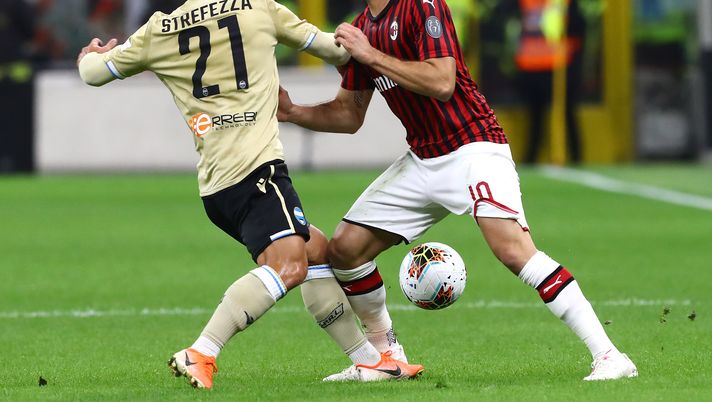 MILAN, ITALY - OCTOBER 31: Hakan Calhanoglu (R) of AC Milan competes for the ball with Gabriel Strefezza (L) of Spal during the Serie A match between AC Milan and SPAL at Stadio Giuseppe Meazza on October 31, 2019 in Milan, Italy. (Photo by Marco Luzzani/Getty Images) Serie B