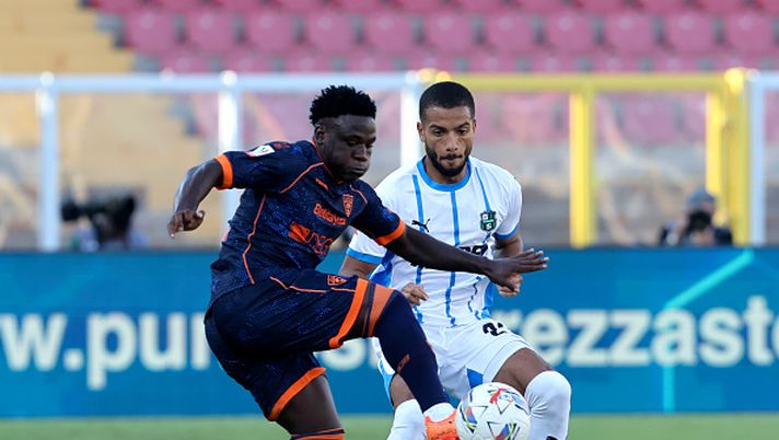 LECCE, ITALY - SEPTEMBER 24: Lameck Banda of US Lecce competes for the ball with Jeremy Toljan of US Sassuolo Calcio during the Coppa Italia Frecciarossa match beetween US Lecce and US Sassuolo Calcio at Stadio Via del Mare on September 24, 2024 in Lecce, Italy. (Photo by Maurizio Lagana/Getty Images) Coppa Italia, negli ottavi a San Siro ci sarà il Sassuolo contro il Milan - immagine 1
