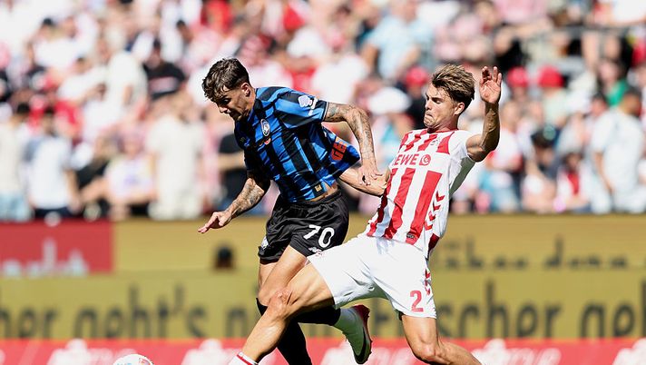 COLOGNE, GERMANY - AUGUST 09: Daniel Maldini of Atalanta is challenged by Joel Schmied of 1.FC Koln during the pre-season friendly match between 1. FC Köln and Atalanta BC at RheinEnergieStadion on August 09, 2025 in Cologne, Germany. (Photo by Christof Koepsel/Getty Images) L’Atalanta va in Germania: i precedenti degli orobici contro i club tedeschi - immagine 1