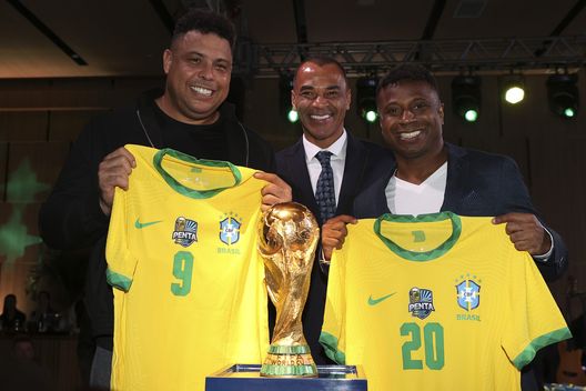 RIO DE JANEIRO, BRASILE - 30 GIUGNO: (da sinistra a destra) Gli ex calciatori brasiliani Ronaldo, Cafu ed Edilson posano per i fotografi durante una cerimonia. (Foto di Buda Mendes/Getty Images) Corinthians Palmeiras Edilson