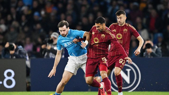 NAPLES, ITALY - NOVEMBER 24: Khvicha Kvaratskhelia of Napoli battles for possession with Zeki Celik of AS Roma during the Serie A match between Napoli and AS Roma at Stadio Diego Armando Maradona on November 24, 2024 in Naples, Italy. (Photo by Francesco Pecoraro/Getty Images) Mignano: “Non esistono partite facili. Il Napoli è un top club, meglio ribadirlo” - immagine 1
